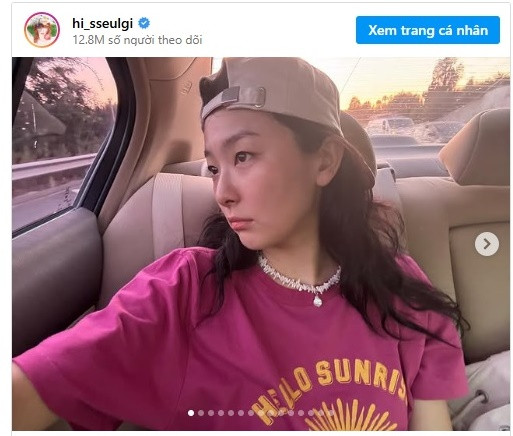 Với lịch trình dày đặc của một thần tượng và phong cách thay đổi liên tục, có thể thấy Seulgi của Red Velvet sẽ thích vẻ ngoài tự nhiên, ít cần chăm sóc hơn trong thời gian rảnh rỗi. Từ trang phục tomboy của những năm 90 đến phong cách dễ thương, nữ tính hơn, cô ấy khiến mọi thứ trông đều cuốn hút mà không cần trang điểm.