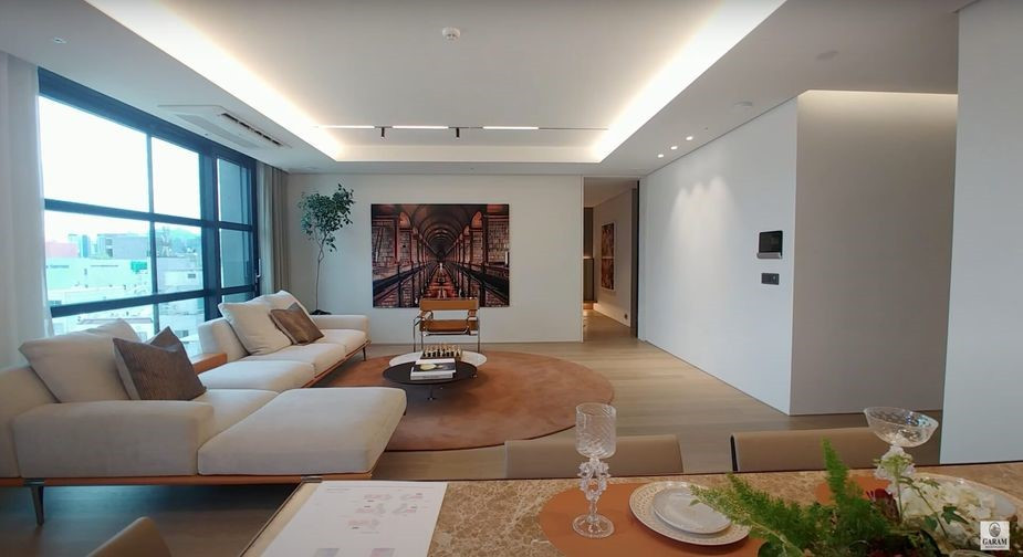 Phòng bếp, phòng ăn và phòng khách được thông nhau tạo nên không gian rộng rãi, thư thái.