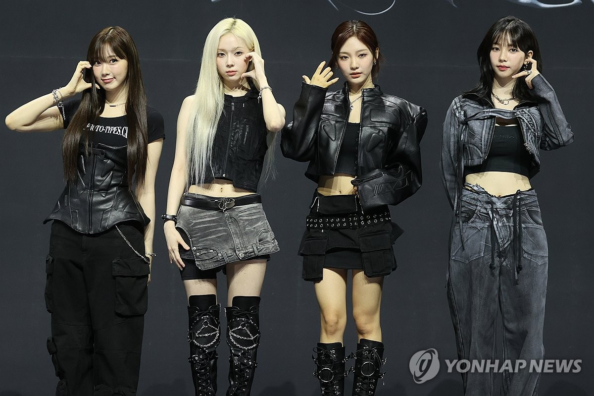 Aespa tiếp tục thống trị ở vị trí đầu danh sách tháng thứ ba liên tiếp với chỉ số danh tiếng thương hiệu là 4.237.589 trong tháng Chín. Các cụm từ xếp hạng cao trong phân tích từ khóa của nhóm bao gồm "Supernova", "Karina" và "Sydney", trong khi các thuật ngữ liên quan xếp hạng cao nhất của họ bao gồm "prove", "perform" và "go crazy over". Phân tích tích cực - tiêu cực của Aespa cũng cho thấy số điểm là 92,98 phần trăm phản ứng tích cực. Ngoài ra, các thành viên của Aespa cũng thống trị bảng xếp hạng danh tiếng thương hiệu cá nhân thuộc nhóm nhạc nữ tháng Chín, với Carina, Winter lần lượt ở vị trí đầu và ba, trong khi hai thành viên còn lại là Ningning, Giselle ở vị trí thứ chín và mười hai. 'Nhóm nhạc tạo hit toàn cầu' Aespa cũng vừa phát hành phiên bản phối lại của Supernova và Armageddon được phát hành vào tháng Năm năm ngoái. Supernova là một bài hát dance với âm thanh tối giản dựa trên âm trầm và nhạc rock mạnh mẽ ấn tượng, và Armageddon là một bài hát hip-hop dance với âm thanh synth bass mạnh mẽ và một ca khúc cổ điển nhưng hợp thời trang. Tất cả đều nhận được nhiều sự yêu mến đến mức được coi là 'siêu hit' đại diện cho năm nay. Aespa tiếp tục thống trị ở vị trí đầu danh sách tháng thứ ba liên tiếp với chỉ số danh tiếng thương hiệu là 4.237.589 trong tháng Chín. Các cụm từ xếp hạng cao trong phân tích từ khóa của nhóm bao gồm "Supernova", "Karina" và "Sydney", trong khi các thuật ngữ liên quan xếp hạng cao nhất của họ bao gồm "prove", "perform" và "go crazy over". Phân tích tích cực - tiêu cực của Aespa cũng cho thấy số điểm là 92,98 phần trăm phản ứng tích cực. Ngoài ra, các thành viên của Aespa cũng thống trị bảng xếp hạng danh tiếng thương hiệu cá nhân thuộc nhóm nhạc nữ tháng Chín, với Carina, Winter lần lượt ở vị trí đầu và ba, trong khi hai thành viên còn lại là Ningning, Giselle ở vị trí thứ chín và mười hai. 'Nhóm nhạc tạo hit toàn cầu' Aespa cũng vừa phát hành phiên bản phối lại của Supernova và Armageddon được phát hành vào tháng Năm năm ngoái. Supernova là một bài hát dance với âm thanh tối giản dựa trên âm trầm và nhạc rock mạnh mẽ ấn tượng, và Armageddon là một bài hát hip-hop dance với âm thanh synth bass mạnh mẽ và một ca khúc cổ điển nhưng hợp thời trang. Tất cả đều nhận được nhiều sự yêu mến đến mức được coi là 'siêu hit' đại diện cho năm nay.