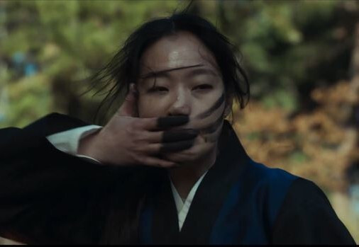 Kim Go Eun: "Khi đọc kịch bản, tôi có cảm giác mạnh mẽ rằng tất cả các nhân vật đều đang sống cuộc sống của riêng mình như những người chuyên nghiệp, và tôi thích sự thực tế đến từ đó. Tôi muốn tận dụng điều đấy. Vì vậy, khi diễn xuất, tôi đã chú ý tạo cho Hwarim cảm giác như một nhân vật có ‘công việc’ là pháp sư, duy trì sự cân bằng tốt giữa công việc và cuộc sống cũng như thích ăn mặc như một người trẻ.Theo những gì tôi nghe được ở cuộc họp ý tưởng, ngày nay có khá nhiều pháp sư trẻ ăn mặc đẹp đến mức bạn thậm chí sẽ không biết họ là pháp sư trừ khi họ nói là như vậy và lái những chiếc xe đẹp.Vì tôi phải quay Little Women trong vòng chưa đầy một tháng và sau đó chuyển sang Exhuma nên tôi không có nhiều thời gian. Thay vào đó, tôi đến nhà giáo viên pháp sư bất cứ khi nào có thời gian nghỉ. Thực tế, thay vì học bất cứ điều gì về mặt kỹ thuật trong thời gian đó, tôi đã nghe rất nhiều câu chuyện về cuộc sống của các pháp sư. Sau đó, chúng tôi vào phòng một lúc, đánh cồng, học thuộc lòng kinh, học các động tác rồi trở ra hít thở không khí trong lành và trò chuyện hàng giờ. Càng nghe câu chuyện tôi càng có cảm giác muốn hòa mình vào cuộc sống của các pháp sư. Tôi muốn hiểu cảm xúc chung của những người từ làm một công việc bình thường đến trải qua hoàn cảnh phải tiếp nhận Chúa dù họ không muốn, và cuối cùng sống một cuộc sống hoàn toàn khác với trước đây. Cá nhân tôi đã đi xem rất nhiều lễ trừ tà. Điều tôi muốn nắm bắt khi quan sát kỹ là những chuyển động độc đáo mà các pháp sư thực hiện trước khi bước vào buổi lễ. Tôi tham gia Pamyo vì tin tưởng vào đạo diễn. Khi lần đầu tiên nhìn thấy kịch bản, tôi đã lo lắng rằng có rất nhiều điểm mà tôi phải điền vào bằng trí tưởng tượng của mình, nhưng sự do dự của tôi biến mất khi tôi chợt nghĩ: 'Đây là tác phẩm của những điều huyền bí từ đạo diễn Jang Jae Hyeon" Kim Go Eun: "Khi đọc kịch bản, tôi có cảm giác mạnh mẽ rằng tất cả các nhân vật đều đang sống cuộc sống của riêng mình như những người chuyên nghiệp, và tôi thích sự thực tế đến từ đó. Tôi muốn tận dụng điều đấy. Vì vậy, khi diễn xuất, tôi đã chú ý tạo cho Hwarim cảm giác như một nhân vật có ‘công việc’ là pháp sư, duy trì sự cân bằng tốt giữa công việc và cuộc sống cũng như thích ăn mặc như một người trẻ.Theo những gì tôi nghe được ở cuộc họp ý tưởng, ngày nay có khá nhiều pháp sư trẻ ăn mặc đẹp đến mức bạn thậm chí sẽ không biết họ là pháp sư trừ khi họ nói là như vậy và lái những chiếc xe đẹp.Vì tôi phải quay Little Women trong vòng chưa đầy một tháng và sau đó chuyển sang Exhuma nên tôi không có nhiều thời gian. Thay vào đó, tôi đến nhà giáo viên pháp sư bất cứ khi nào có thời gian nghỉ. Thực tế, thay vì học bất cứ điều gì về mặt kỹ thuật trong thời gian đó, tôi đã nghe rất nhiều câu chuyện về cuộc sống của các pháp sư. Sau đó, chúng tôi vào phòng một lúc, đánh cồng, học thuộc lòng kinh, học các động tác rồi trở ra hít thở không khí trong lành và trò chuyện hàng giờ. Càng nghe câu chuyện tôi càng có cảm giác muốn hòa mình vào cuộc sống của các pháp sư. Tôi muốn hiểu cảm xúc chung của những người từ làm một công việc bình thường đến trải qua hoàn cảnh phải tiếp nhận Chúa dù họ không muốn, và cuối cùng sống một cuộc sống hoàn toàn khác với trước đây. Cá nhân tôi đã đi xem rất nhiều lễ trừ tà. Điều tôi muốn nắm bắt khi quan sát kỹ là những chuyển động độc đáo mà các pháp sư thực hiện trước khi bước vào buổi lễ. Tôi tham gia Pamyo vì tin tưởng vào đạo diễn. Khi lần đầu tiên nhìn thấy kịch bản, tôi đã lo lắng rằng có rất nhiều điểm mà tôi phải điền vào bằng trí tưởng tượng của mình, nhưng sự do dự của tôi biến mất khi tôi chợt nghĩ: 'Đây là tác phẩm của những điều huyền bí từ đạo diễn Jang Jae Hyeon"