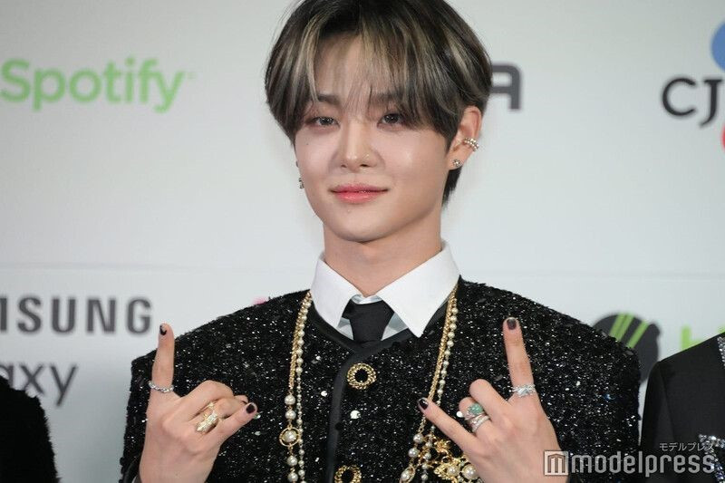 Sinh năm 1999, Hyunsuk nhanh chóng thu hút sự chú ý của khán giả với tài năng âm nhạc và phong cách cá nhân độc đáo, đặc biệt với sở trường Rap. Anh chàng được đông đảo người hâm mộ săn đón và đánh giá cao với vẻ ngoài nam tính, thần thái lôi cuốn và tài năng vượt trội.