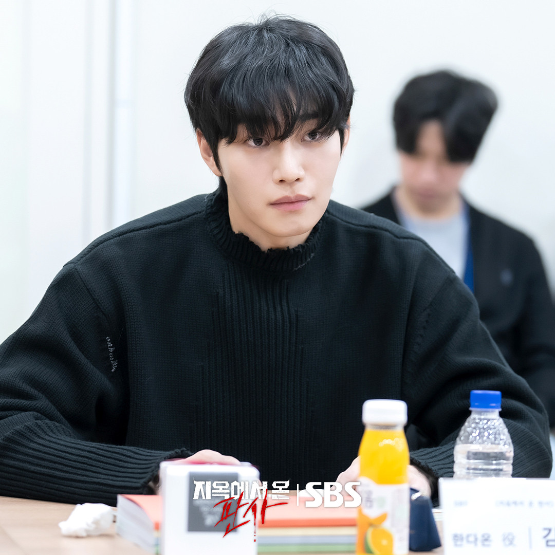 Kim Jae Young cũng tạo ấn tượng mạnh mẽ tại buổi đọc kịch bản. Trong vai Han Da On, một thám tử nhân hậu, người thậm chí sưởi ấm trái tim của một con quỷ, Kim Jae Young đã khéo léo cân bằng giữa sự dịu dàng và năng động. Nam diễn viên cũng truyền tải nỗi đau ẩn giấu của Han Da On một cách tinh tế và thể hiện sự kết hợp ăn ý một cách lãng mạn với Park Shin Hye.