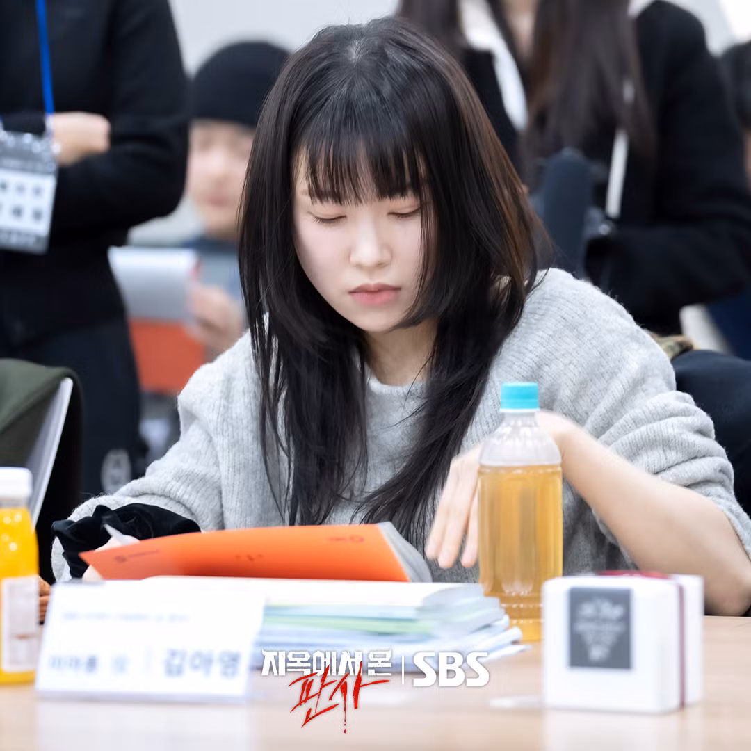 Kim In Kwon và Kim Ah Young, vào vai trợ lý của Kang Bit Na, đã mang đến tiếng cười lớn với khả năng hài hước nhạy bén của mình. Kim In Kwon và Kim Ah Young, vào vai trợ lý của Kang Bit Na, đã mang đến tiếng cười lớn với khả năng hài hước nhạy bén của mình.