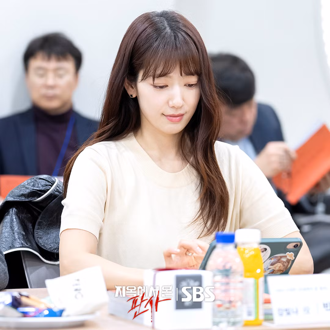 Sự nổi bật của Park Shin Hye trong vai Kang Bit Na tại buổi đọc kịch bản đã thể hiện khả năng diễn xuất của cô, dễ dàng chuyển từ con người thờ ơ sang con quỷ khó lường. Những thay đổi tinh tế trong ánh mắt, biểu cảm và giọng điệu của cô đã làm nổi bật sự hiểu biết sâu sắc về nhân vật, nhận được lời khen ngợi từ đoàn làm phim. Khán giả có thể mong đợi được thấy Park Shin Hye đảm nhận một vai diễn vừa tinh quái vừa đáng yêu, một sự thay đổi đáng kể so với hình ảnh thường thấy của cô. Sự nổi bật của Park Shin Hye trong vai Kang Bit Na tại buổi đọc kịch bản đã thể hiện khả năng diễn xuất của cô, dễ dàng chuyển từ con người thờ ơ sang con quỷ khó lường. Những thay đổi tinh tế trong ánh mắt, biểu cảm và giọng điệu của cô đã làm nổi bật sự hiểu biết sâu sắc về nhân vật, nhận được lời khen ngợi từ đoàn làm phim. Khán giả có thể mong đợi được thấy Park Shin Hye đảm nhận một vai diễn vừa tinh quái vừa đáng yêu, một sự thay đổi đáng kể so với hình ảnh thường thấy của cô.