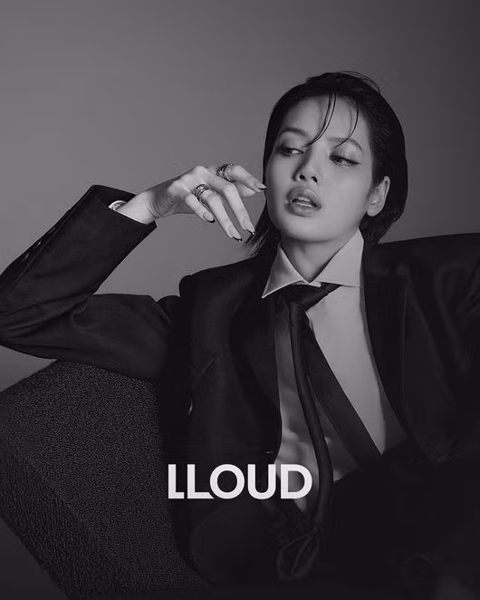 Theo trang web chính thức của công ty được liên kết với SNS của Lisa, LLOUD là một công ty quản lý nghệ sĩ và người nổi tiếng duy nhất liên kết với nó là Lisa. Lisa thu hút sự chú ý khi đưa ra thông báo này giữa tin đồn hẹn hò với Frédéric Arnault, con trai thứ tư của Bernard Arnault, người giàu nhất thế giới, người đứng đầu công ty hàng tiêu dùng cao cấp lớn nhất thế giới Louis Vuitton Moët Hennessy (LVMH).