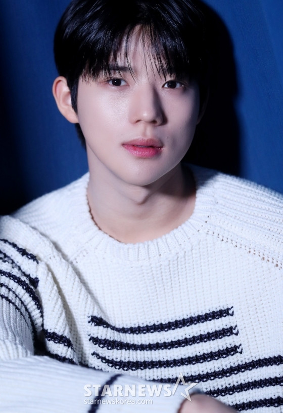 Moon Sang Min đã giành được giải thưởng Tân binh AAA tại Asia Artist Awards 2023 (AAA 2023) được tổ chức tại Philippine Arena, vào ngày 14/12. Bén duyên với diễn xuất từ năm 2019 nhưng nam diễn viên chỉ mới thật sự tạo được ấn tượng trên màn ảnh kể từ năm 2022 thông qua vai thế tử Seongnam trong Dưới bóng Trung Điện. Ngoại hình điển trai, chiều cao khủng cùng diễn xuất tròn trịa, tinh tế của nam diễn viên nhận về cơn mưa lời khen từ khán giả. Sau vai diễn thế tử Seongnam điềm đạm, Moon Sang Min lại gây bất ngờ với vai Wang Tae Man có tính cách "tưng tửng" trong Học kỳ sinh tử, chứng minh khả năng hóa thân đa dạng của anh chàng. Ngoài hai phim trên, những tác phẩm khác Moon Sang Min từng góp mặt là My Name, The Mermaid Prince: The Beginning, The Colors of Our Time và 4 Reasons Why I Hate Christmas.