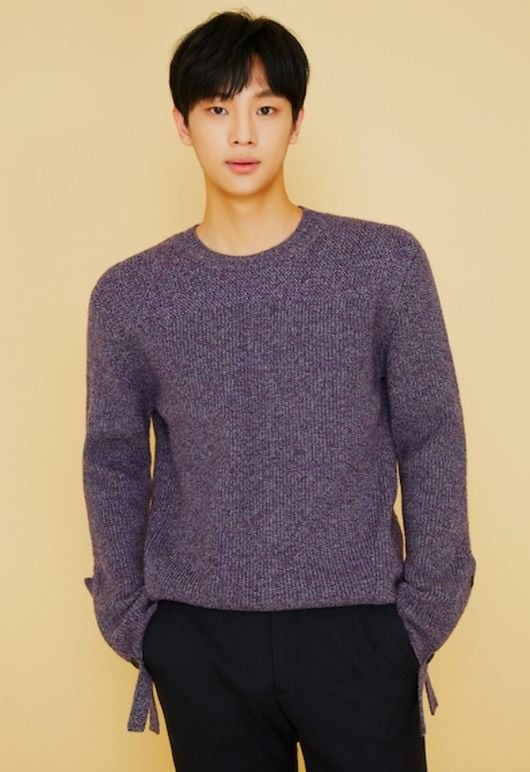 Lee Shin Young cũng sẽ tham gia bộ phim với vai vận động viên chạy nước rút Seung Yeol với mơ ước trở thành cầu thủ bóng đá, nhưng sau khi bước vào đường đua và nhận ra niềm hạnh phúc khi chạy bộ, anh đã chuyển hẳn sang theo đuổi bộ môn thể thao này. Lee Shin Young trước đây đã thử thách thể loại phim truyền hình thể thao thông qua bộ phim Rebound và thể hiện khả năng diễn xuất đa dạng của mình. Lee Shin Young cũng sẽ tham gia bộ phim với vai vận động viên chạy nước rút Seung Yeol với mơ ước trở thành cầu thủ bóng đá, nhưng sau khi bước vào đường đua và nhận ra niềm hạnh phúc khi chạy bộ, anh đã chuyển hẳn sang theo đuổi bộ môn thể thao này. Lee Shin Young trước đây đã thử thách thể loại phim truyền hình thể thao thông qua bộ phim Rebound và thể hiện khả năng diễn xuất đa dạng của mình.