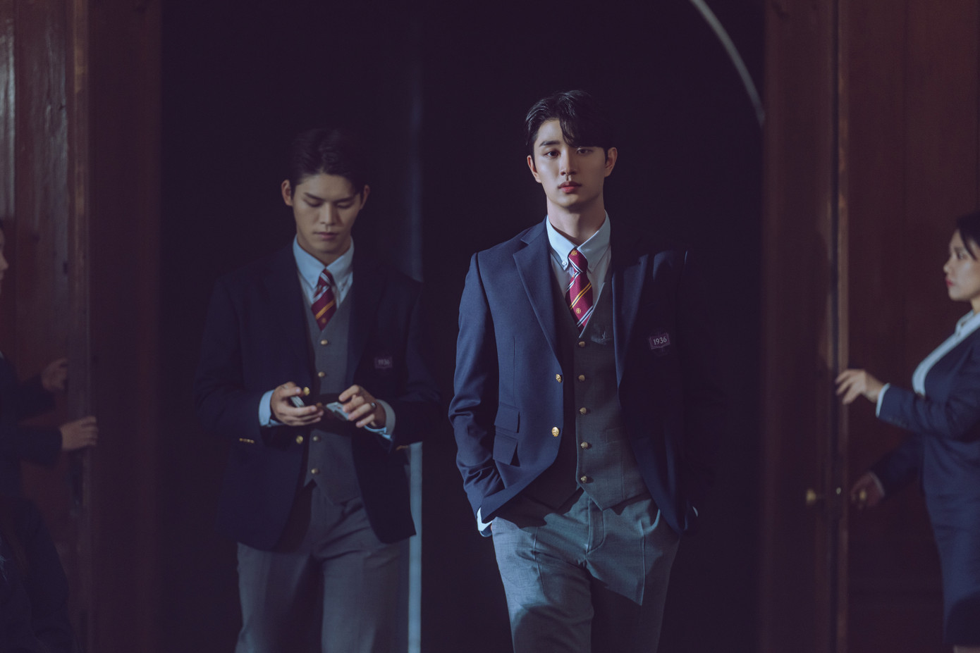 Kim Ri An (Kim Jae Won), hình ảnh thu nhỏ của trật tự và quyền lực tại trường trung học Jooshin, với tư cách là người thừa kế của tập đoàn Jooshin, những người sáng lập trường. Sự hiện diện đơn thuần của anh ấy luôn thu hút sự chú ý, nhưng lại trở thành một “người đàn ông có trái tim thuần khiết” trước mặt Jung Jae Yi. Tuy nhiên, cuộc sống hoàn hảo của Ri An bắt đầu bị phơi bày, với sự xuất hiện của Kang Ha, người có sự hiện diện đột ngột làm rung chuyển thế giới được xây dựng cẩn thận của anh. Kim Ri An (Kim Jae Won), hình ảnh thu nhỏ của trật tự và quyền lực tại trường trung học Jooshin, với tư cách là người thừa kế của tập đoàn Jooshin, những người sáng lập trường. Sự hiện diện đơn thuần của anh ấy luôn thu hút sự chú ý, nhưng lại trở thành một “người đàn ông có trái tim thuần khiết” trước mặt Jung Jae Yi. Tuy nhiên, cuộc sống hoàn hảo của Ri An bắt đầu bị phơi bày, với sự xuất hiện của Kang Ha, người có sự hiện diện đột ngột làm rung chuyển thế giới được xây dựng cẩn thận của anh.