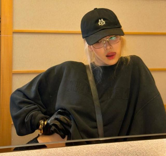 Sau khi chỉ ký gia hạn hoạt động nhóm với YG, Róse làm dấy lên kỳ vọng về sự trở lại solo khi đăng một bức ảnh được cho là đang ghi hình trong phòng thu vào tháng trước. Rosé hiện đang giao lưu với người hâm mộ bằng cách tiết lộ cuộc sống thường ngày của mình thông qua SNS mà không có bất cứ công bố kế hoạch hoạt động cá nhân chính thức nào. Sự quan tâm cao độ của người hâm mộ trên toàn thế giới đang đổ dồn vào Róse, khi Jisoo, Jennie, Lisa đều đã công bố thành lập công ty riêng.