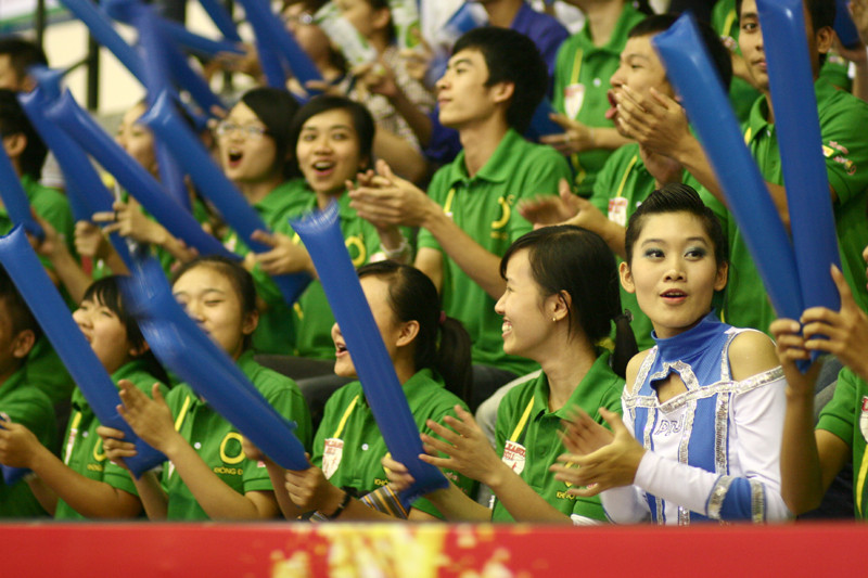 Khán giả cổ vũ nhiệt tình cho các đội thi đấu
