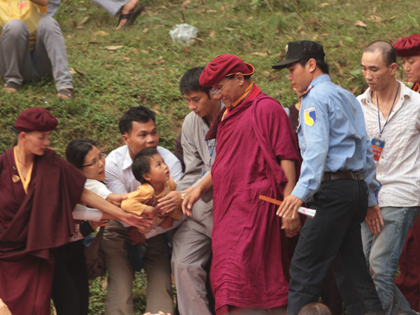 Chờ Pháp Vương ban phúc. Chờ Pháp vương ban phúc