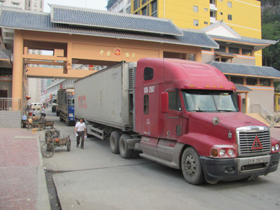 Mỗi lần xe đỗ tại cửa khẩu Tân Thanh, máy đo thân nhiệt lại trục trặc. Ảnh: Duy Chiến