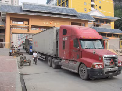 Mỗi lần xe đỗ tại cửa khẩu Tân Thanh, máy đo thân nhiệt lại trục trặc. Ảnh: Duy Chiến