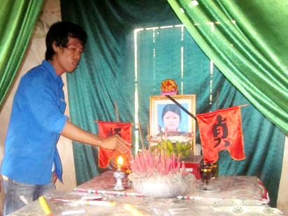 Anh Hưng bên bàn thờ vợ