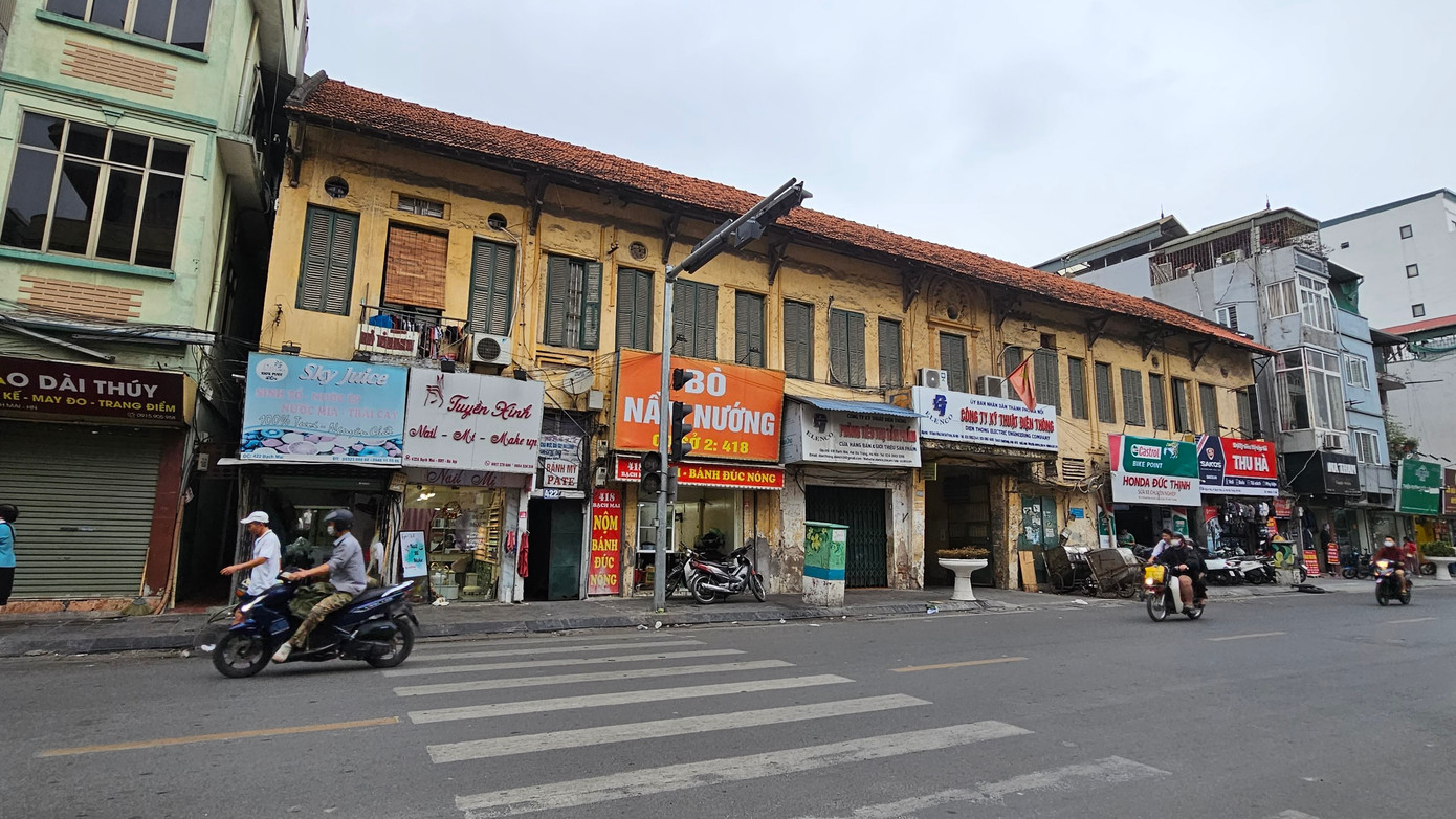 Theo ghi nhận tại tầng 1 trụ sở Công ty cho thuê tùm lum làm mặt bằng kinh doanh, sửa chữa xe.