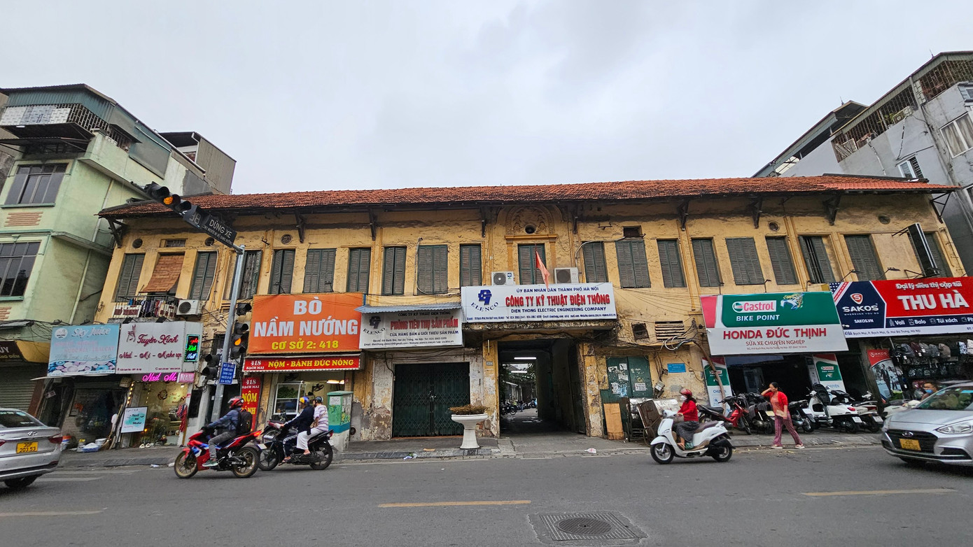 Theo đó, khu đất số 418 phố Bạch Mai (phường Bạch Mai) có diện tích khoảng 7.000m2, được Nhà nước giao cho Công ty Kỹ thuật Điện thông nhưng công ty này không sử dụng để sản xuất mà đang cho đơn vị khác thuê làm kho bãi.