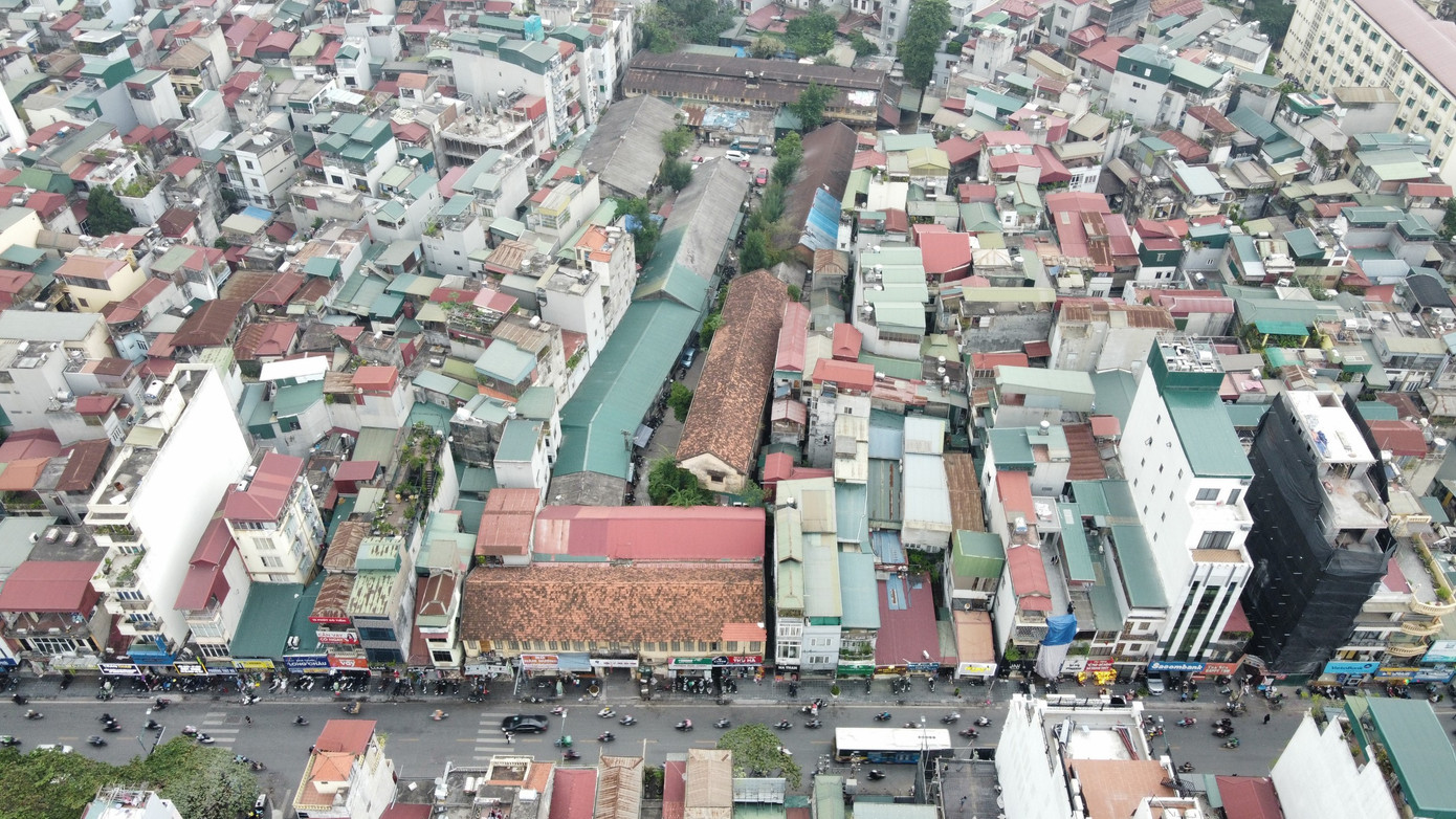 Tổng hợp ý kiến, kiến nghị của cử tri và nhân dân Thủ đô gửi đến họp thứ 14 HĐND TP, Ủy ban MTTQ Việt Nam TP Hà Nội cho biết, nhiều ý kiến cử tri cho rằng trong khi quỹ đất trong nội đô để xây trường học rất khó khăn thì thực tế vẫn còn các cơ quan, xí nghiệp, nhà máy, hợp tác xã... trước đây được Nhà nước giao đất những sử dụng không hiệu quả. Có thể kể đến như loạt khu đất tại trên địa bàn quận Hai Bà Trưng như: số 163 Đại La, 418 Bạch Mai và 14 Mạc Thị Bưởi.