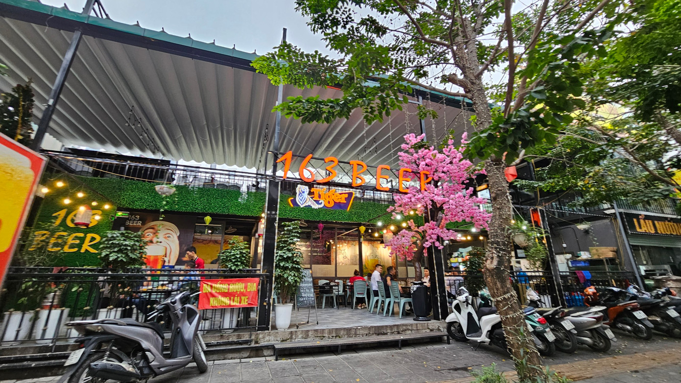 Một phần khu đất cũng được sử dụng làm quán bia.