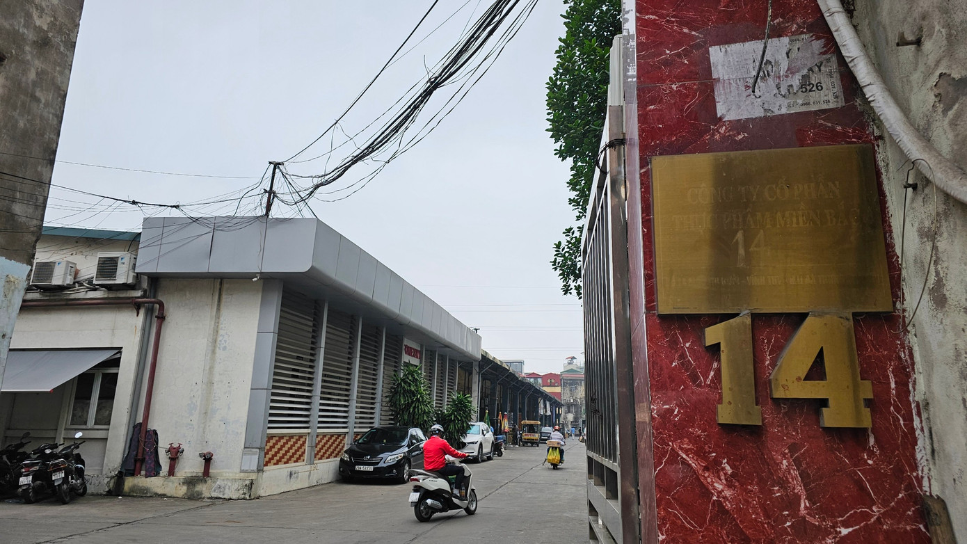 Cũng theo cử tri, tại khu đất có địa điểm tại số 14 Mạc Thị Bưởi, phường Vĩnh Tuy trước được giao cho Công ty Thực phẩm Miền Bắc đang để rất lãng phí.