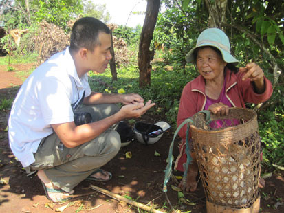 Cụ Siu P'Lei đang kể chuyện chôn sống trẻ sơ sinh và tục… bú vú