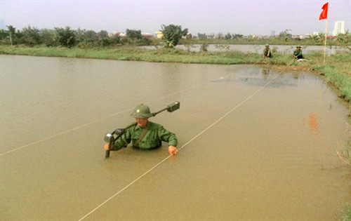 Việc dò tìm và trục vớt bom mìn còn sót lại gặp rất nhiều khó khăn và nguy hiểm