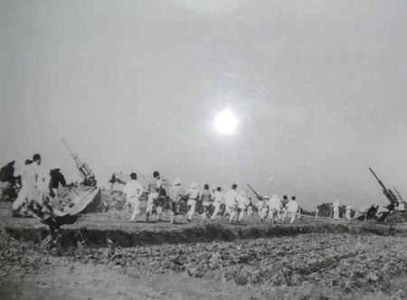 Trận địa pháo phòng không 88mm (có thể là Flak 18 hoặc 36) bảo vệ Hà Nội. Nguồn: tư liệu ảnh Bảo tàng Phòng không - Không quân