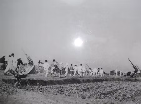 Trận địa pháo phòng không 88mm (có thể là Flak 18 hoặc 36) bảo vệ Hà Nội. Nguồn: tư liệu ảnh Bảo tàng Phòng không - Không quân