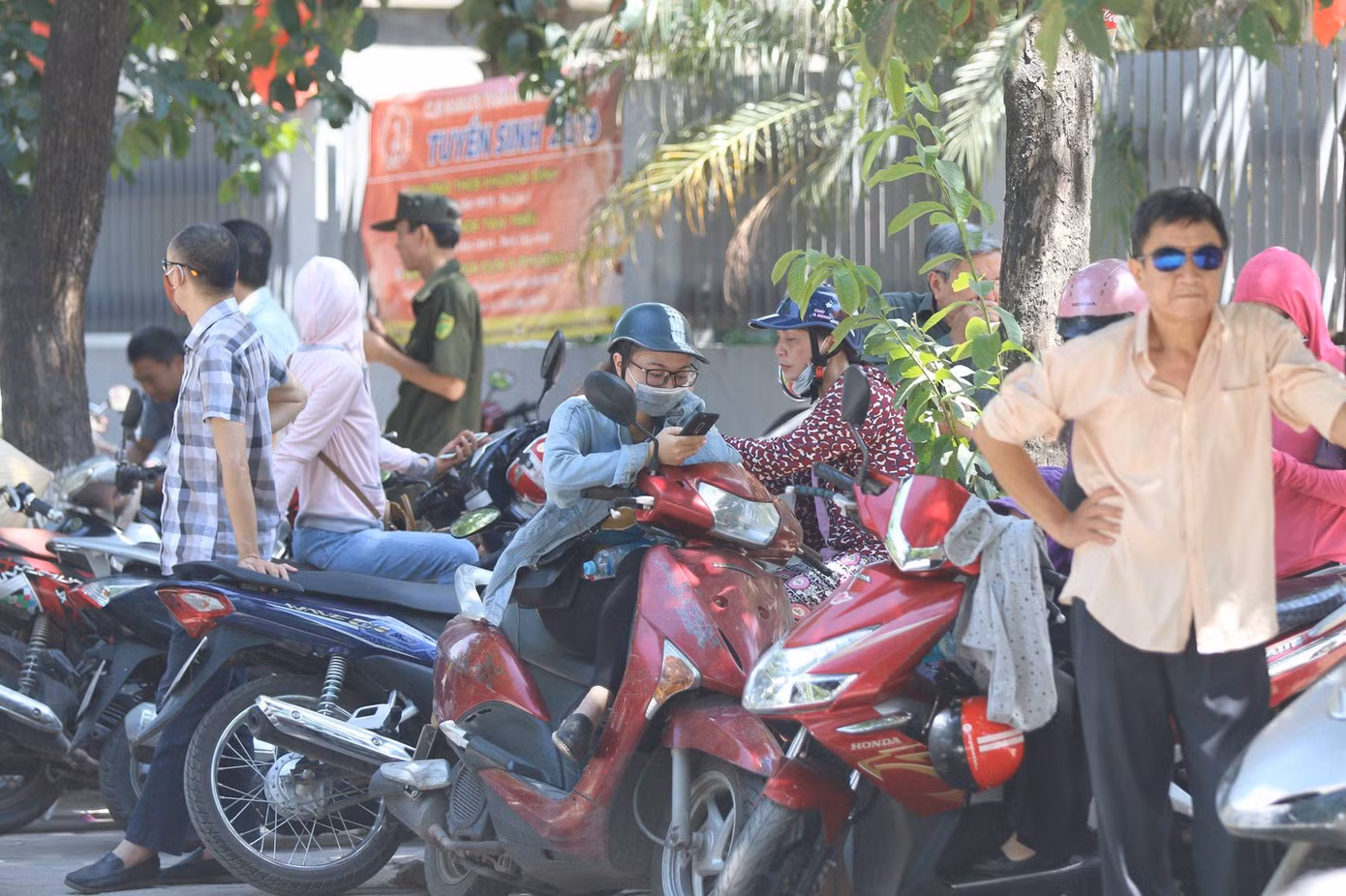 Sĩ tử, phụ huynh chật vật dưới cái nắng như đổ lửa ngày thi ảnh 9
