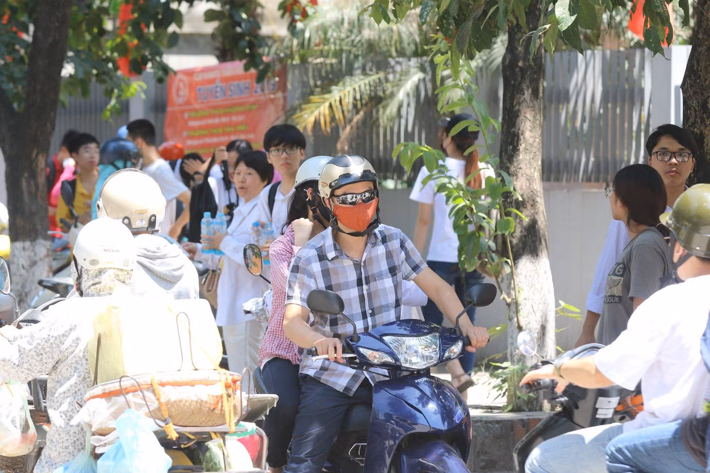 Sĩ tử, phụ huynh chật vật dưới cái nắng như đổ lửa ngày thi ảnh 8