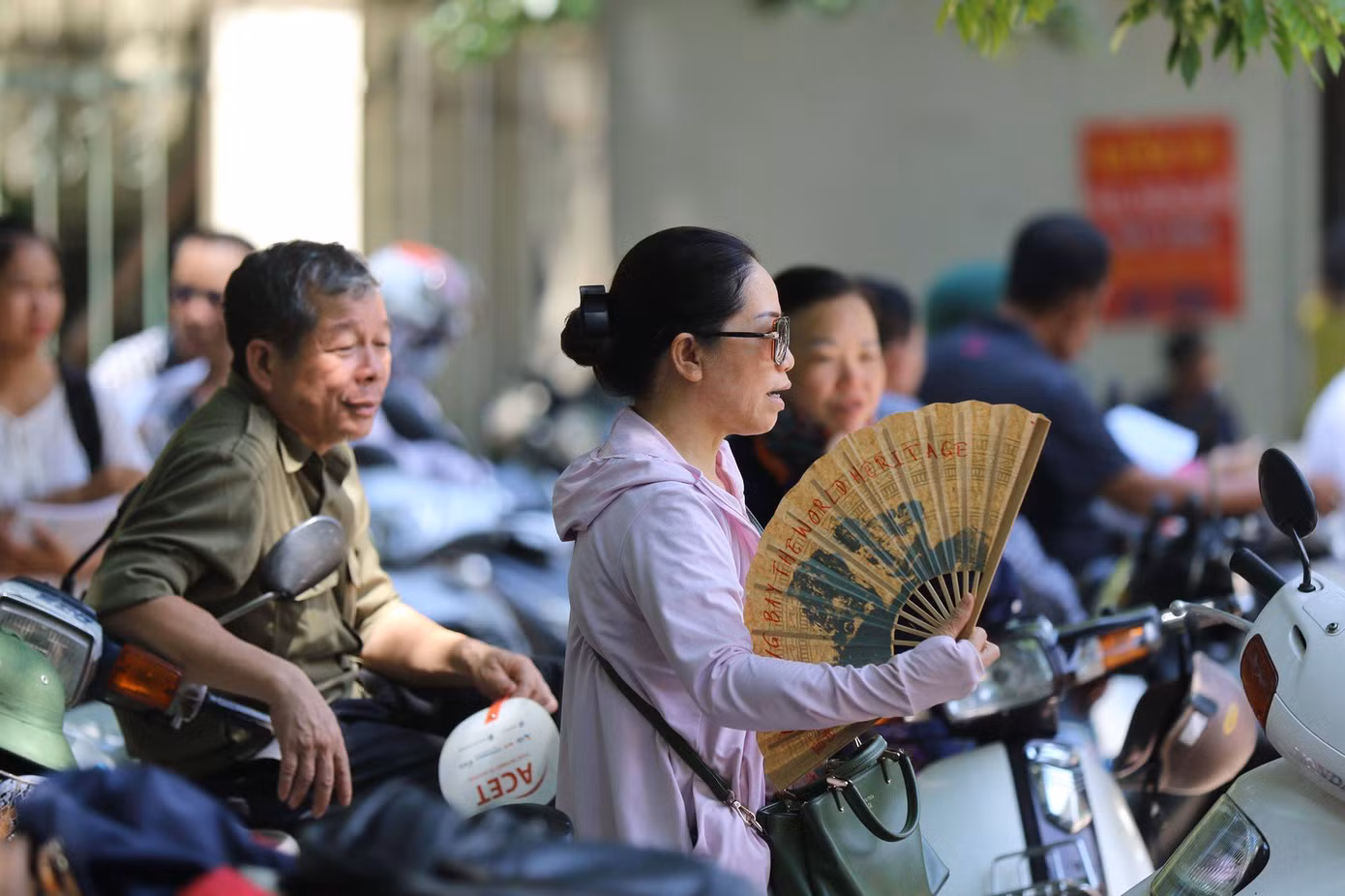 Sĩ tử, phụ huynh chật vật dưới cái nắng như đổ lửa ngày thi ảnh 4