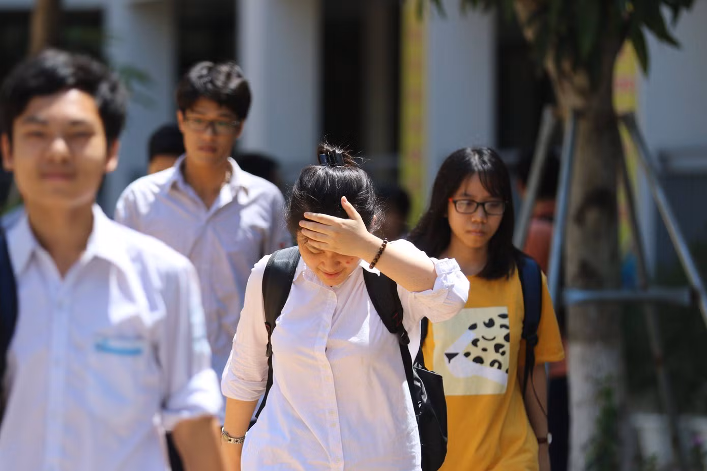 Sĩ tử, phụ huynh chật vật dưới cái nắng như đổ lửa ngày thi ảnh 6