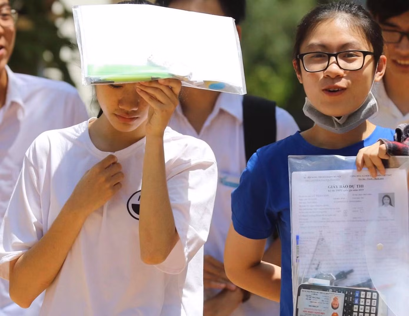 Sĩ tử, phụ huynh chật vật dưới cái nắng như đổ lửa ngày thi ảnh 3