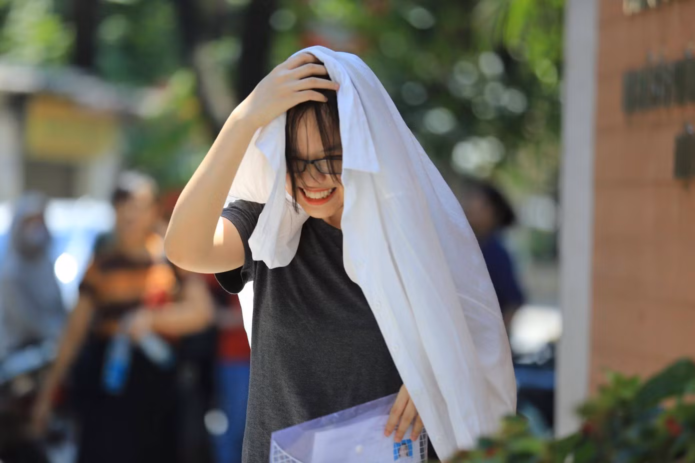 Sĩ tử, phụ huynh chật vật dưới cái nắng như đổ lửa ngày thi ảnh 5