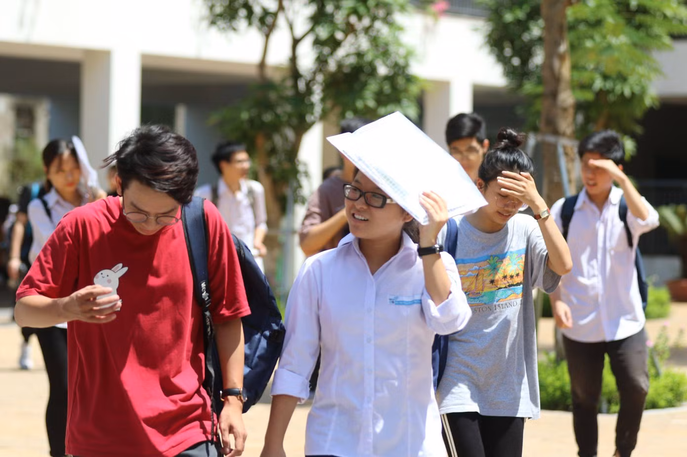 Sĩ tử, phụ huynh chật vật dưới cái nắng như đổ lửa ngày thi ảnh 7