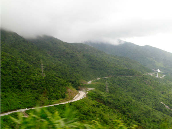 Hải Vân Quan nằm trên đỉnh của đèo Hải Vân - một danh thắng được xem là "Thiên hạ đệ nhất hùng quan". Hải Vân Quan nằm trên đỉnh của đèo Hải Vân - một danh thắng được xem là