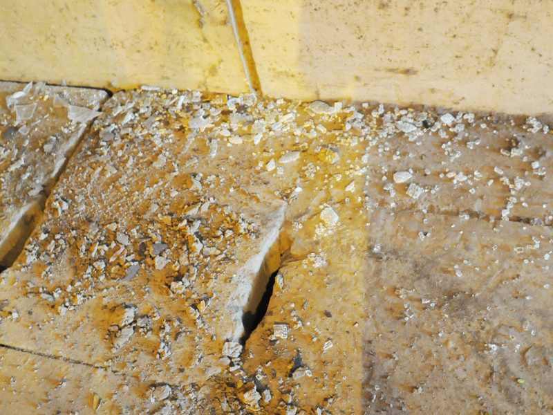 Phần mép dưới đầu xe tải bị hư bỏng do đâm vào thành hầm