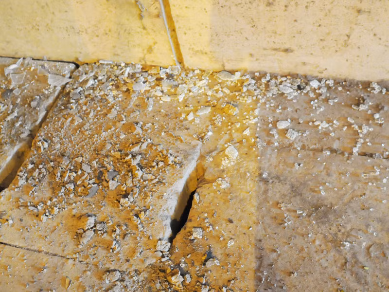 Phần mép dưới đầu xe tải bị hư bỏng do đâm vào thành hầm