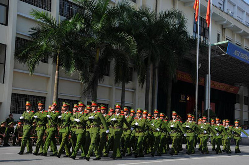 Mở đầu là màn diễu binh duyệt đội ngũ