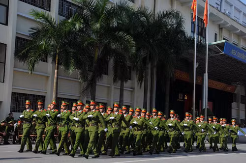 Mở đầu là màn diễu binh duyệt đội ngũ