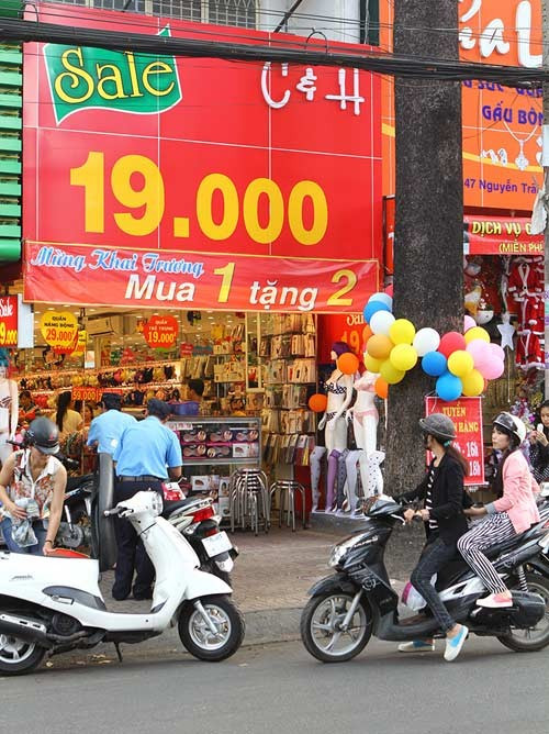 Mùa lễ tết cuối năm, nhiều cửa hàng luôn có những đợt bán hàng giảm giá hấp dẫn Bài viết: http://news.zing.vn/Hang-giam-gia-ngap-tran-duong-pho-Sai-Gon-post378001.html Nguồn Zing News 