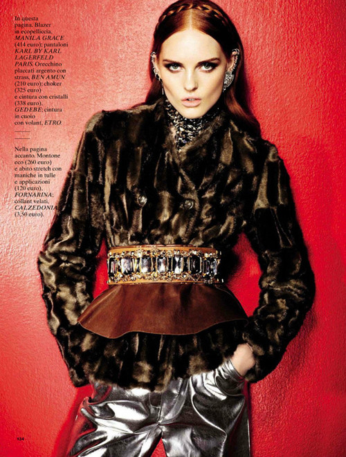 Áo lông sang trọng và quý phái sẽ tăng độ trẻ trung khi đi kèm với thắt lưng cùng phụ kiện cùng tone ấn tượng như thế này. Ấm áp và trẻ trung với chiếc áo lông kéo khóa, dáng lửng. Sẽ thật tuyệt vời khi đi kèm với váy bó bên trong. Họa tiết da báo tưởng chừng không bao giờ lạc hậu, nó vẫn luôn là họa tiết được ưa chuộng. Lạ lẫm với chiếc áo lông màu xanh Sự kết hợp tuyệt vời của chất liệu da và lông