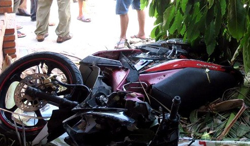 Giải cứu người đàn ông bị kẹt trong tai nạn