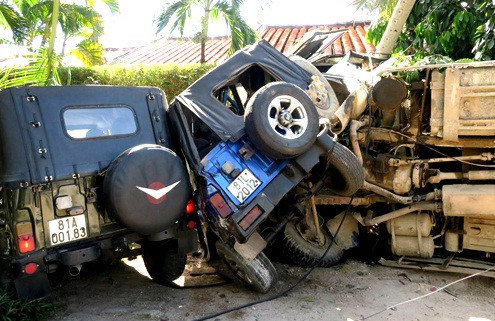 Giải cứu người đàn ông bị kẹt trong vụ tai nạn xe ở Mũi Né