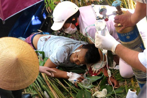 Giải cứu người đàn ông bị kẹt trong tai nạn ở Mũi Né