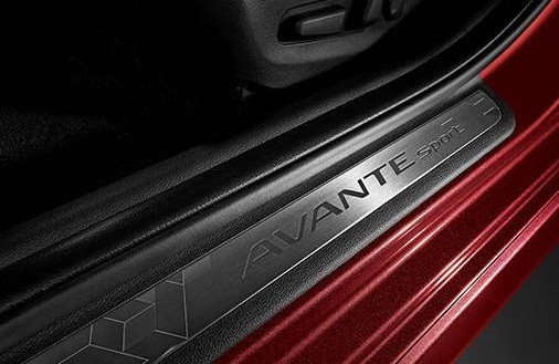 Nẹp bước chân cửa bằng kim loại của Hyundai Elantra Sport.