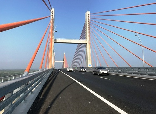 Vị trí mặt cầu bị vênh xuất hiện tại các trụ cầu chữ H của cầu Bạch Đằng