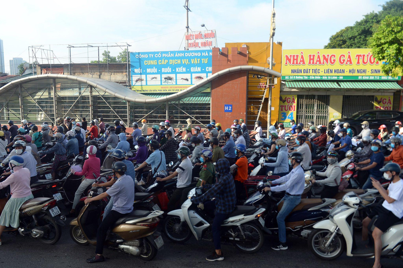 Người dân chờ được qua chốt.