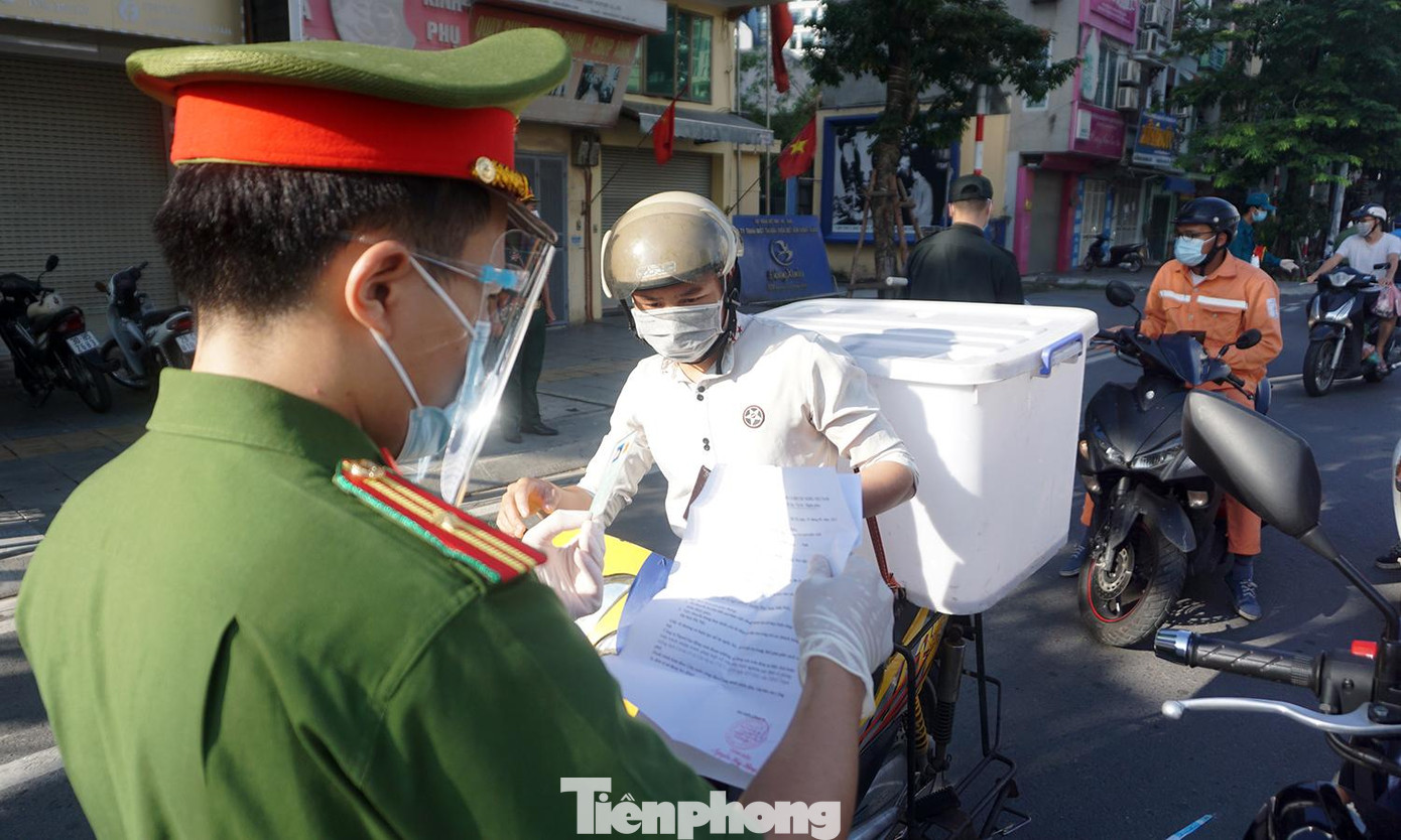 "Ngoài việc kiểm tra, kiểm soát, tổ công tác sẽ kết hợp tuyên truyền, hướng dẫn cho những đối tượng thuộc các nhóm được cấp theo mẫu mới gửi hồ sơ đến những nơi cấp giấy đi đường phù hợp, ví dụ như Công an phường, UBND hoặc Phòng CSGT" - trung tá Tuấn Anh cho biết.