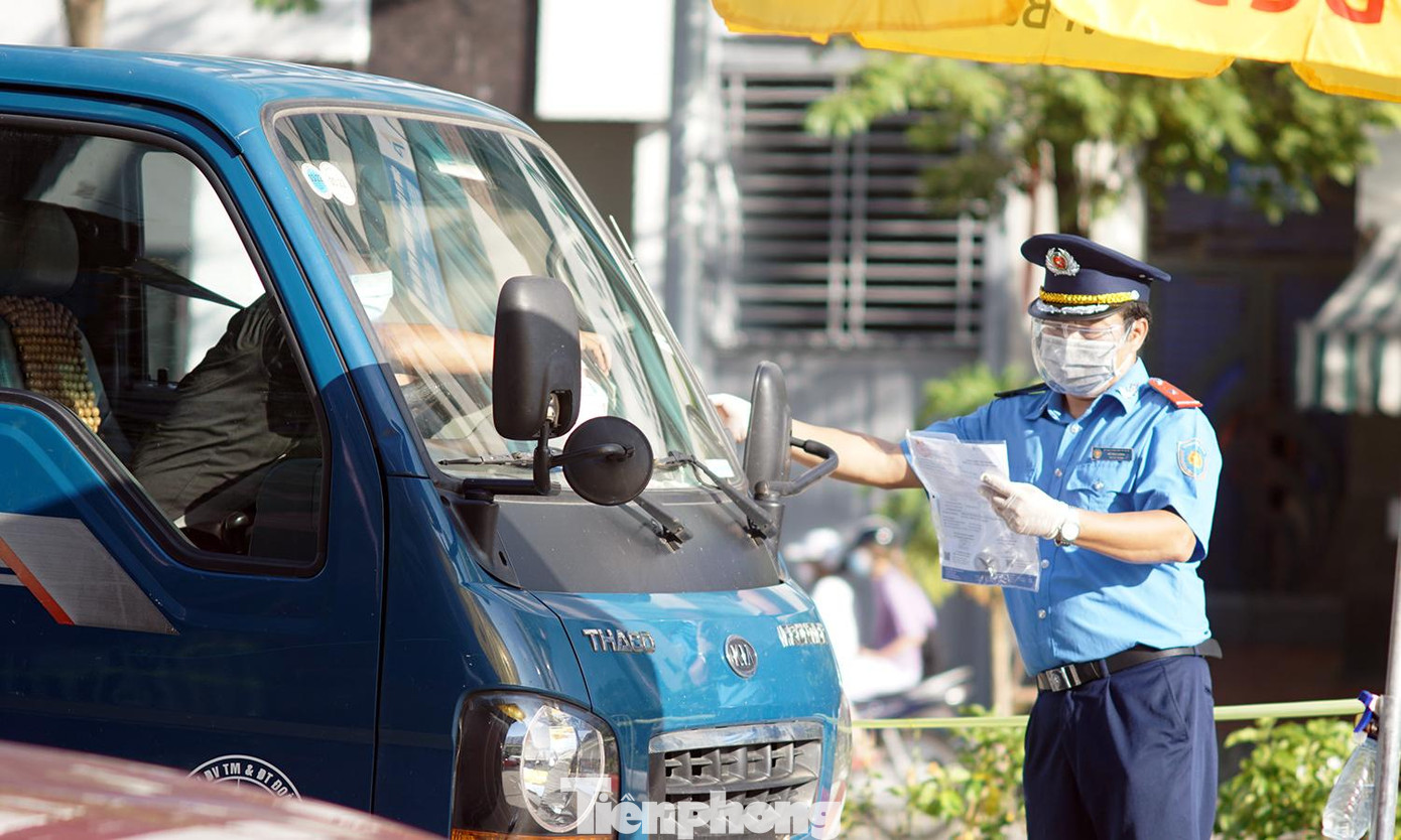 Tại chốt có khoảng 15 cán bộ thuộc lực lượng CSGT, TTGT, Bộ Tư lệnh Thủ đô; y tế; dân quân... làm nhiệm vụ. Đối với phương tiện cá nhân sẽ kiểm tra giấy đi đường theo quy định, các phương tiện vận tải cán bộ tại chốt sẽ kiểm tra giấy tờ và quét mã QR Code.