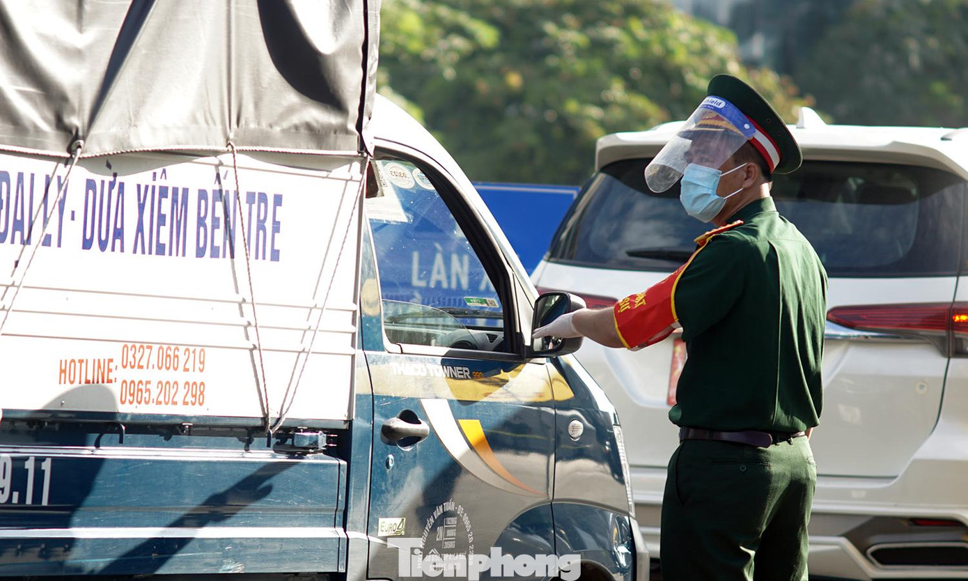 Trong 2 ngày 6-7/9, lực lượng chức năng chưa kiểm tra giấy đi đường mới, người dân vẫn sử dụng giấy đi đường đã được cấp trước đó theo quy định để lưu thông trên đường.